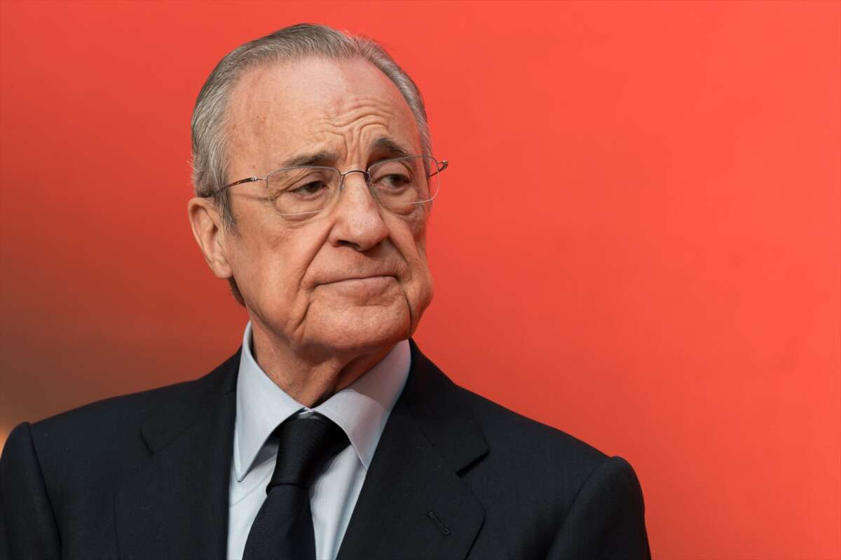 (Foto de ARCHIVO)
El presidente del Real Madrid, Florentino Pérez, durante la entrega de la Medalla de Oro de la Administración autonómica al futbolista del Real Madrid, Dani Carvajal, en la Real Casa de Correos, a 27 de mayo de 2025, en Madrid (España). El Gobierno de Isabel Díaz Ayuso ha concedido la Medalla de Oro al futbolista Dani Carvajal, canterano del Real Madrid nacido en Leganés. La Comunidad ha justificado este reconocimiento recordando que el futbolista ha logrado “más de 30 títulos a lo largo de su carrera, consolidándose como uno de los más laureados de su generación”.
Diego Radamés / Europa Press
27/5/2025