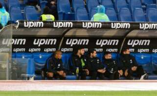 Imagen de un banquillo en un partido de fútbol | Foto de 123RF/siempreverde22