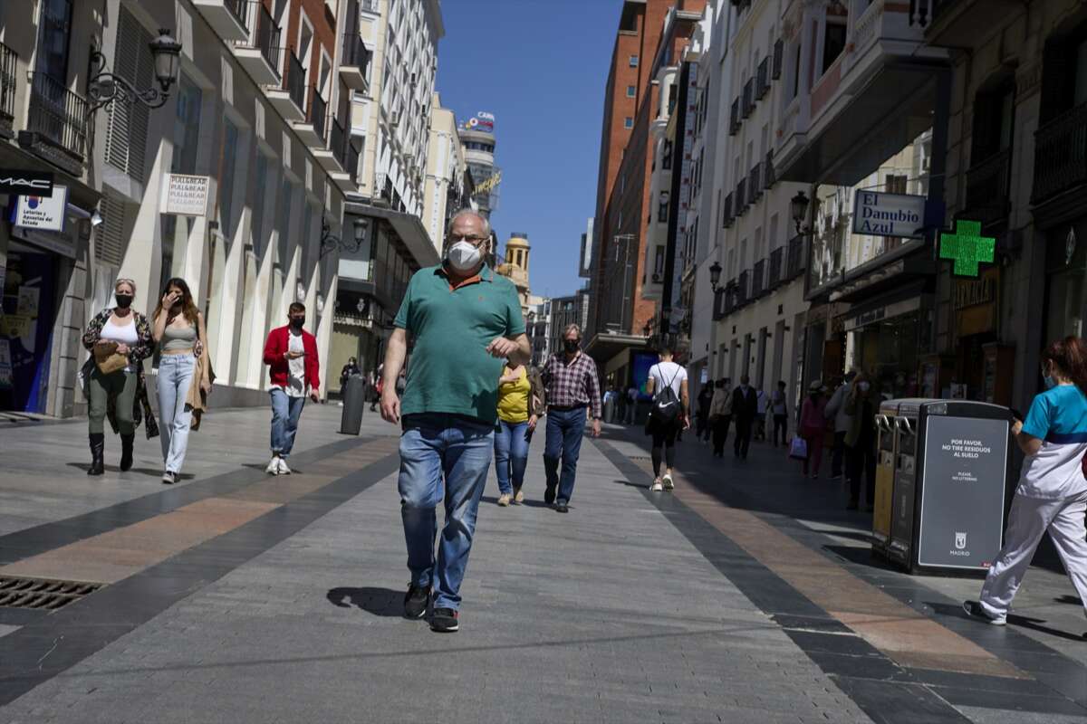 (Foto de ARCHIVO)
Varias personas pasean por las inmediaciones de la Puerta del Sol con mascarilla, a 7 de mayo de 2021, en Madrid (España). A partir del domingo 9 de mayo no habrá toque de queda en Madrid, y se permitirán las reuniones en domicilios. Sin embargo, se mantendrán las limitaciones de horario de hostelería, así como sus aforos: un máximo de cuatro comensales por mesa en el interior y de seis en las terrazas. Seguirá sin poderse usar la barra y se echará la persiana a las 23h. Además, se mantiene la obligatoriedad del uso de mascarillas "en las mismas condiciones y con las mismas excepciones" que actualmente.

Jesús Hellín / Europa Press
07 MAYO 202;TOQUE DE QUEDA;RESTRICCIONES;PANDEMIA;CORONAVIRUS;HOSTELERÍA;RESTAURANTES;LIMITACIONES;RECOMENDACIONES
07/5/2021