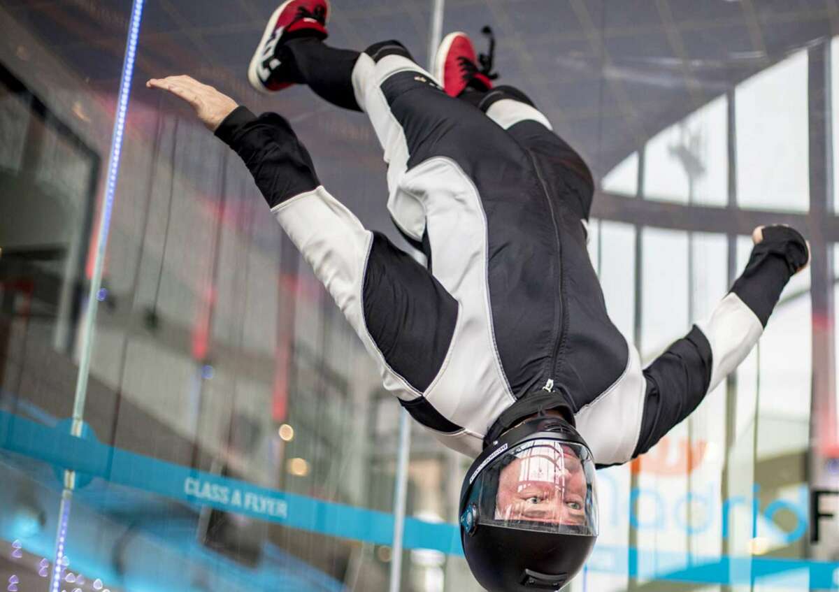 Madrid Fly ofrece la oportunidad a lo clientes de volar sin riesgos a través de cuatro motores que usan unas hélices para mover el aire y generar una corriente vertical ascendente. Foto: Madrid Fly.