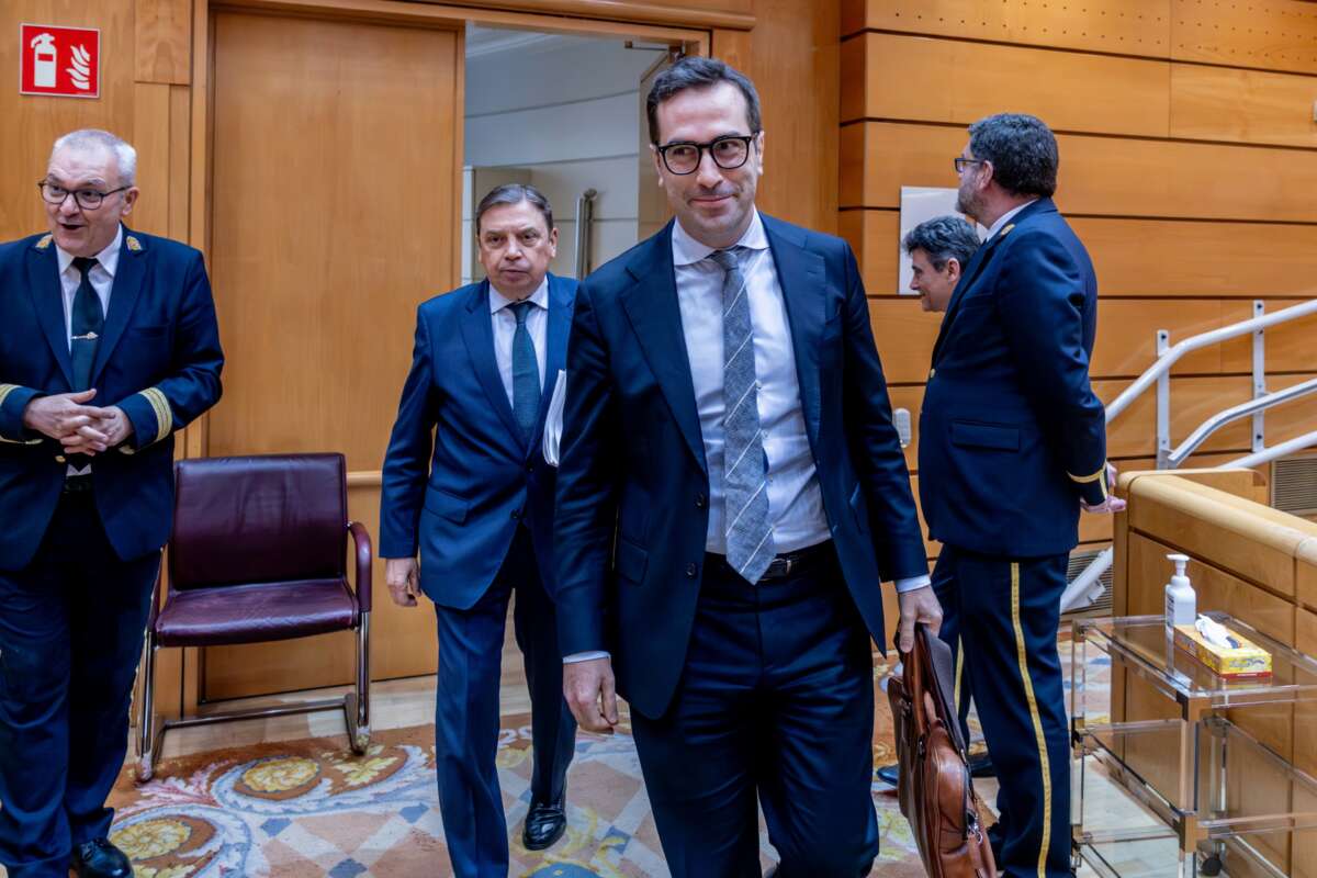 El vicepresidente primero del Gobierno y ministro de Economía, Comercio y Empresa, Carlos Cuerpo, llega a una sesión plenaria del Senado