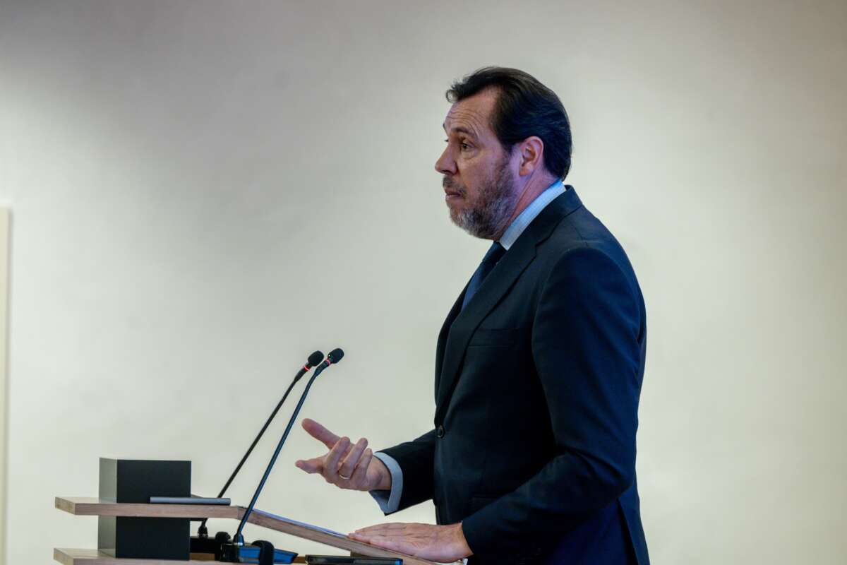 El ministro de Transportes y Movilidad Sostenible, Óscar Puente, analiza la inversión en infraestructuras de transportes, en el Colegio de Ingenieros de Caminos, a 15 de abril de 2026, en Madrid (España). La jornada ha sido organizada por el Colegio de In