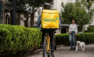Un repartidor de Glovo en bicicleta