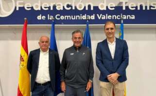 En la imagen, de izquierda a derecha, el presidente de la Federación de Tenis de la Comunitat Valenciana, José Francisco Vicent Caudet; el presidente de la Fundación Emilio Sánchez y director general de Deportes de la Comunitat Valenciana, Luis Cervera. Foto: Servimedia.