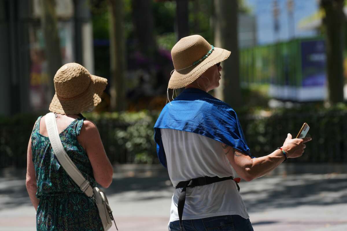 Turistas se protegen del calor por las calles de Sevilla. A 27 de mayo de 2026 en Sevilla, Andalucía (España).