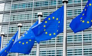 Las banderas de la Unión Europea ondean frente al edificio Berlaymont en Bruselas, sede de la Comisión Europea.