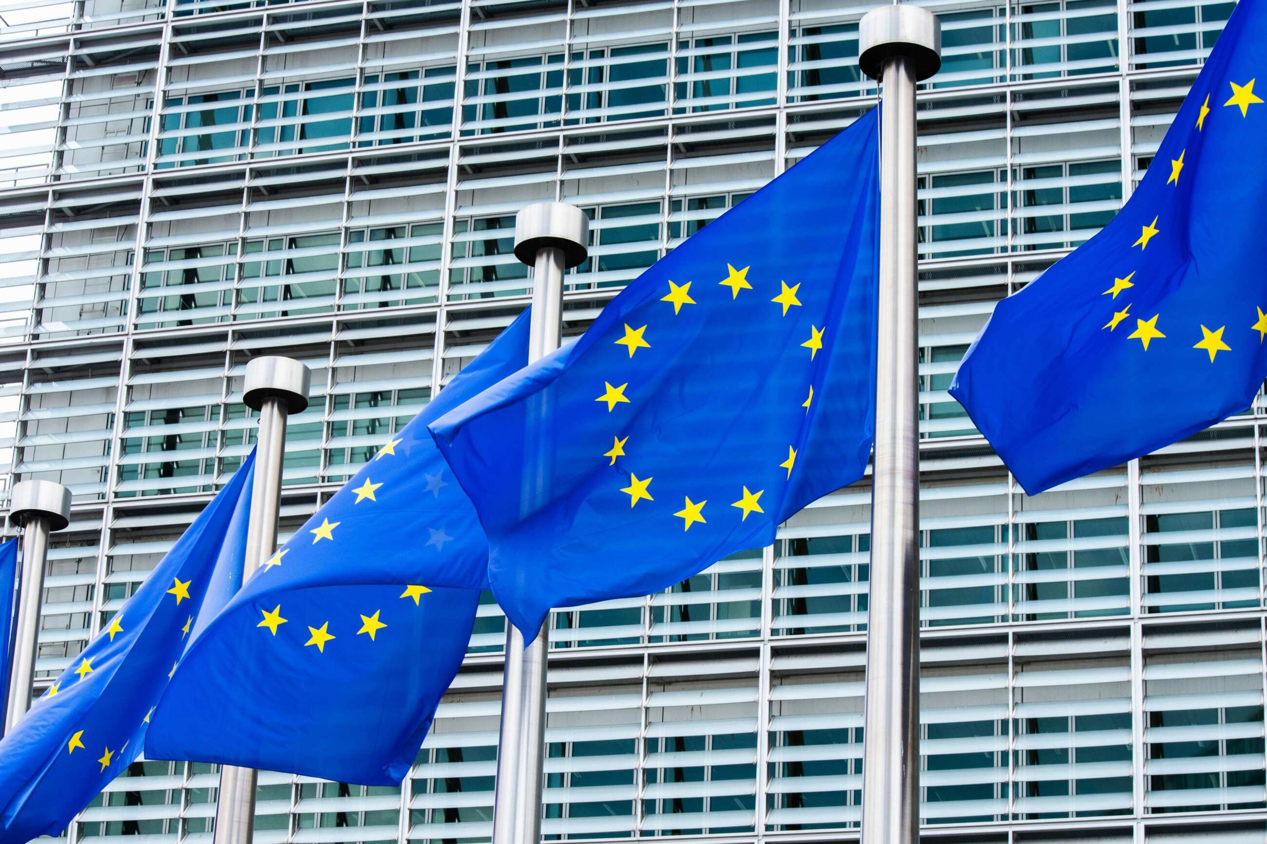 Las banderas de la Unión Europea ondean frente al edificio Berlaymont en Bruselas, sede de la Comisión Europea.
