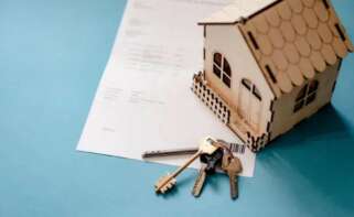 La dificultad de acceso a la vivienda en España ha impulsado nuevas fórmulas de apoyo público, entre ellas los avales, que buscan reducir la barrera económica de entrada a la compra, especialmente entre los jóvenes
