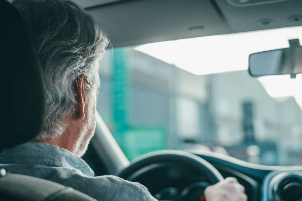 Los conductores mayores de 65 años tendrán que renovar el permiso de conducir con mayor frecuencia. Foto: Envato.