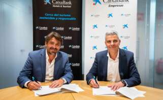El presidente de Cehat, Jorge Marichal, y el director de CaixaBank Empresas, Marc Benhamou, durante la firma. Foto: CaixaBank.