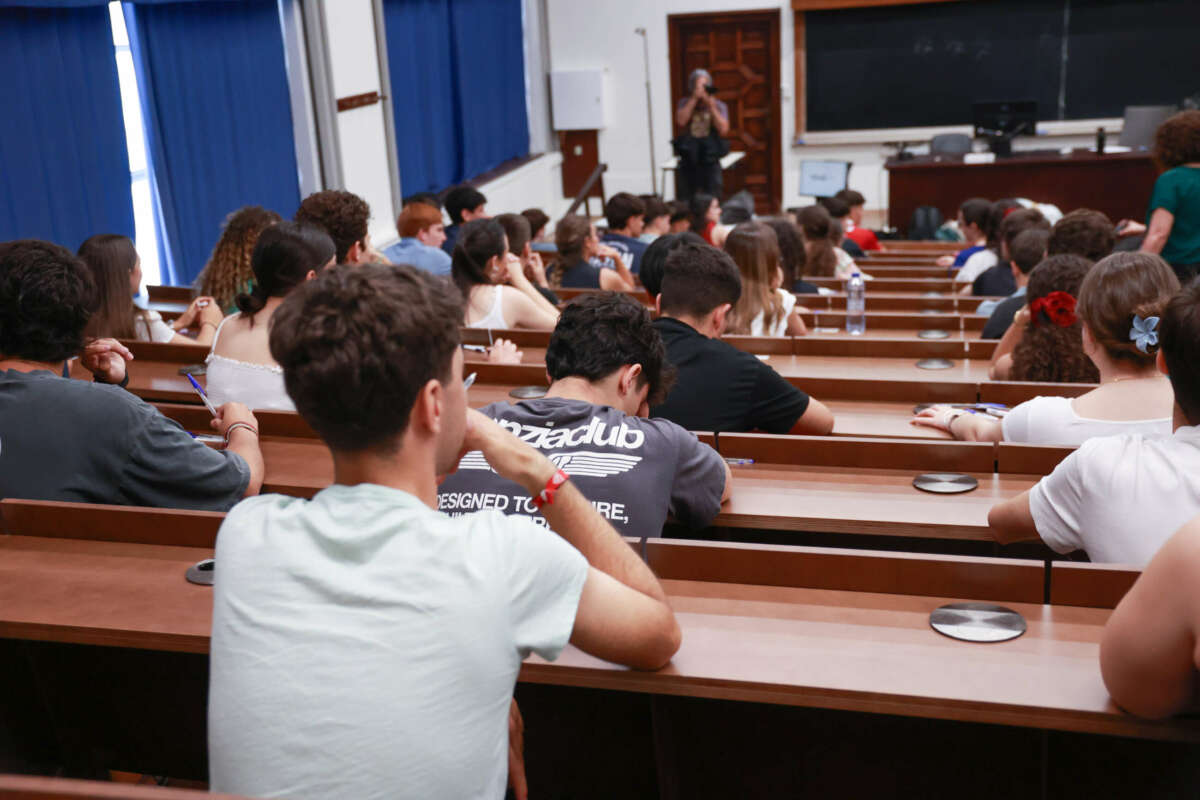 Imágenes de la primera jornada de la Prueba de Acceso a la Universidad (PAU) de 2026 en Málaga. Foto: Álex Zea / Europa Press.