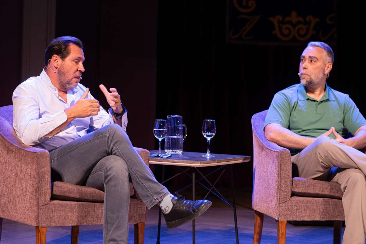El ministro de Transportes y Movilidad Sostenible, Óscar Puente (i), y el secretario general y portavoz de Facua, Rubén Sánchez, durante el encuentro bajo el título ‘Frenar a la extrema derecha’, en el Ateneo de Madrid, a 21 de mayo de 2026, en Madrid (España).
Isa Saiz / Europa Press