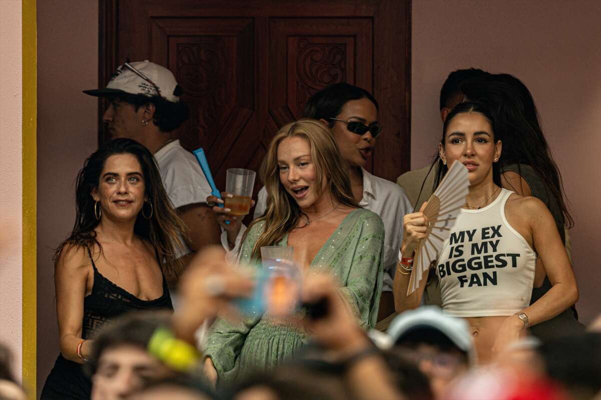 Las actrices María León (i) y Ester Expósito (c) durante un concierto del cantante Bad Bunny, en el Riyadh Air Metropolitano, a 30 de mayo de 2026, en Madrid (España). Ricardo Rubio / Europa Press