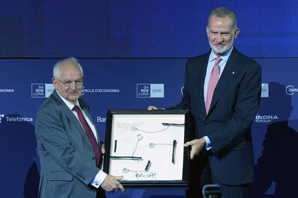 El Rey Felipe VI durante la entrega el Premio Cercle d'Economia a la Construcción Europea al editor asociado del Financial Times Martin Wolf, durante la 41 Reunió Cercle d'Economia, en el Palau de Congressos de Catalunya, a 2 de junio de 2026. David Zorrakino / Europa Press