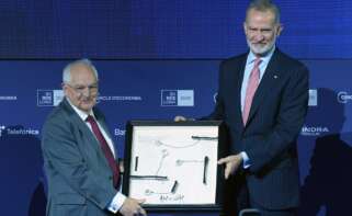 El Rey Felipe VI durante la entrega el Premio Cercle d'Economia a la Construcción Europea al editor asociado del Financial Times Martin Wolf, durante la 41 Reunió Cercle d'Economia, en el Palau de Congressos de Catalunya, a 2 de junio de 2026. David Zorrakino / Europa Press