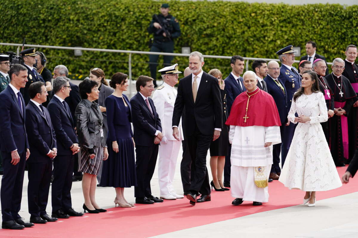 Los Reyes Felipe y Letizia y el presidente del Gobierno, Pedro Sánchez, acompañados del ministro de Asuntos Exteriores, Unión Europea y Cooperación, José Manuel Albares, el ministro de la Presidencia, Justicia y Relaciones con las Cortes, Félix Bolaños, la embajadora de España ante la Santa Sede, Isabel Celaá, la presidenta de la Comunidad de Madrid, Isabel Díaz Ayuso y el alcalde de Madrid, José Luis Martínez Almeida,reciben al Papa León XIV en el Aeropuerto Adolfo Suárez Madrid-Barajas, a 6 de junio de 2026, en Madrid (España). El Papa León XIV inicia una visita oficial a España que incluye varios actos institucionales y religiosos. Durante su estancia, el pontífice se reúne con las principales autoridades del Estado y celebra ceremonias litúrgicas abiertas a los fieles. La visita refuerza las relaciones entre la Santa Sede y España y pone el foco en cuestiones sociales y espirituales.
A. Pérez Meca / Europa Press
06 JUNIO 2026 VISITA PAPAL
06/6/2026