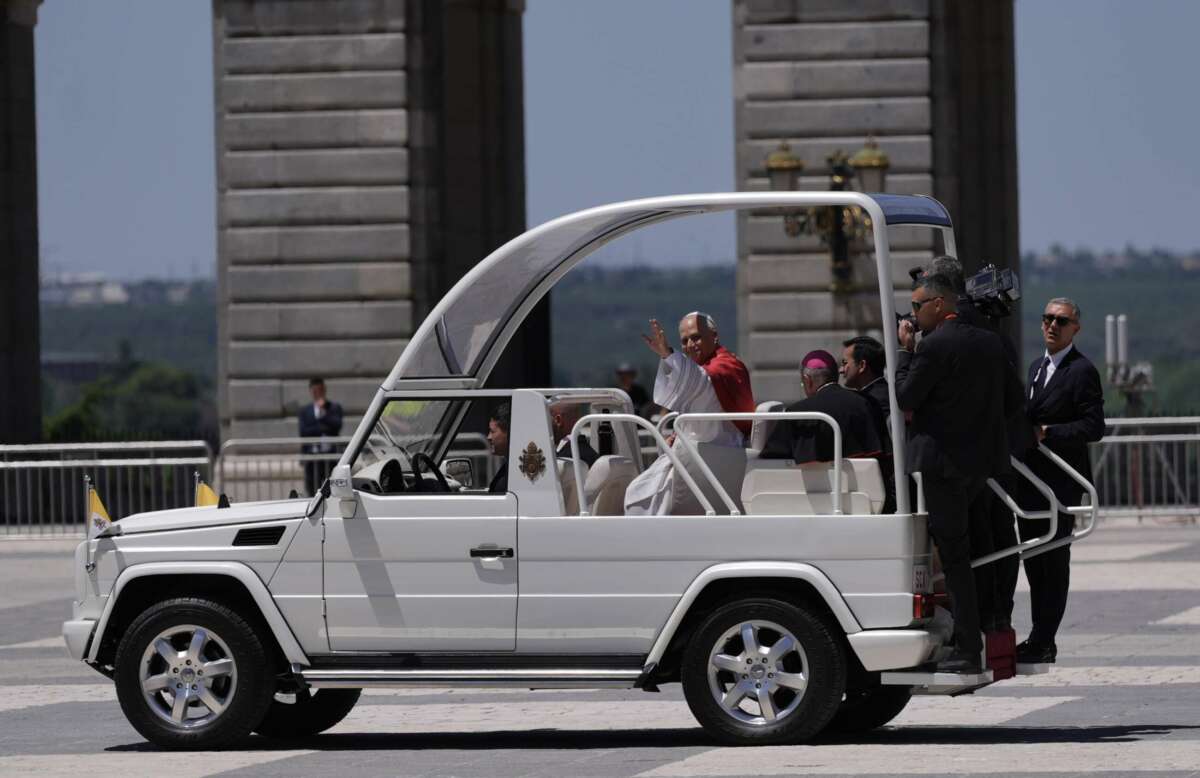 El Papa León XIV saluda desde el papamóvil tras su ceremonia de bienvenida en el Palacio Real. Foto: Alberto Ortega / Europa Press.