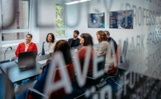 Trabajadores en una reunión en su empresa. Foto: Servimedia.