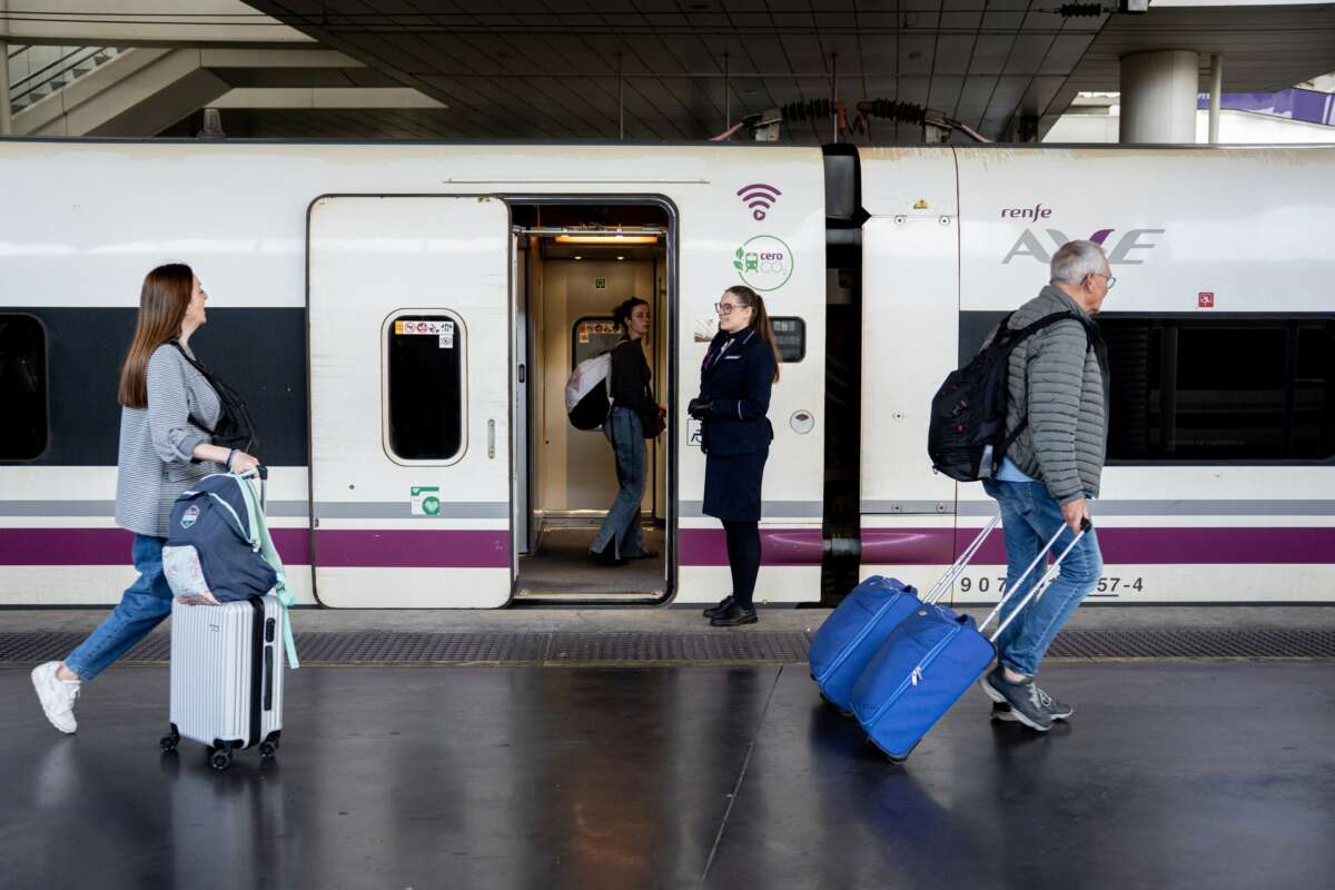 Pasajeros subiendo a un tren AVE destino Málaga. Foto: Europa Press.
