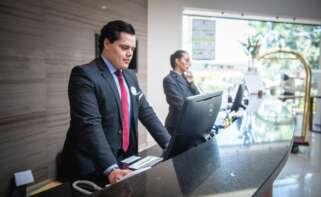 Archivo - Recepcionistas de hotel.