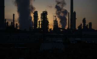 Archivo - Refinería de petróleo.
