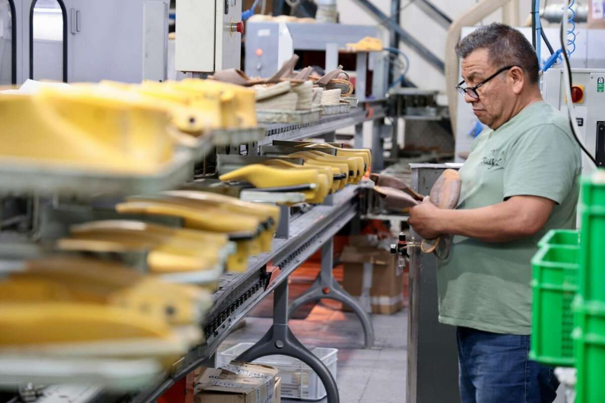 Archivo - Trabajador en una fábrica de calzado de Menorca. Foment.