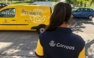 Archivo - Trabajadora de Correos