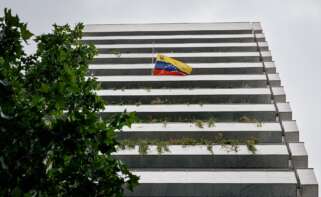 Bandera a media asta en la Embajada de Venezuela, a 25 de junio de 2026, en Madrid (España). La Embajada de Venezuela a puesto la bandera a media asta tras el doble terremoto de magnitud 7,2 y 7,5 en la escala Richter que ha dejado al menos 32 muertos y más de 700 heridos por el momento en el norte del país. Carlos Luján / Europa Press 25/6/2026