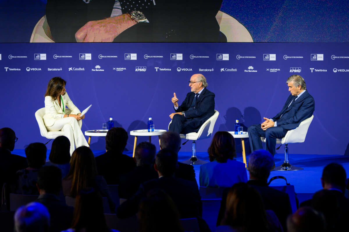 El presidente de Repsol, Antonio Brufau, y el presidente de Naturgy, Francisco Reynés, conversan con la presidenta del Cercle d'Economia, Teresa García-Milà. Foto: Cercle d'Economia.