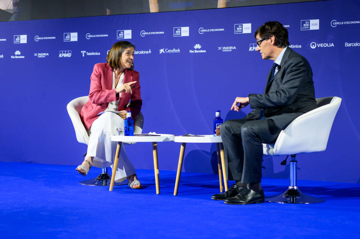 La presidenta del Cercle d'Economia, Teresa García-Milà, y el presidente de la Generalitat de Catalunya, Salvador Illa, conversan en la primera jornada del Cercle d'Economia. Foto: Cercle d'Economia.