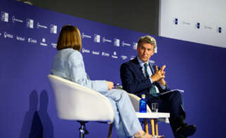 El presidente del PP, Alberto Núñez Feijóo, conversa con la presidenta del Cercle d'Economia, Teresa García-Milà. Foto: Cercle d'Economia.