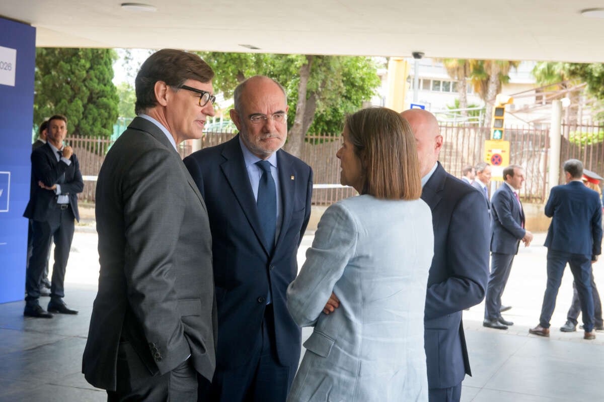 El presidente de la Generalitat de Catalunya, Salvador Illa, conversa con la presidenta del Cercle d'Economia, Teresa García-Milà, y el conseller de Acción Exterior, Jaume Duch. Foto: Cercle d'Economia.