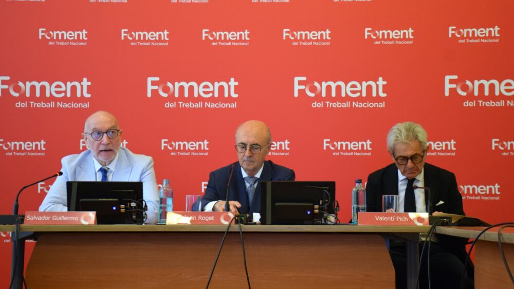 El director de estudios y economía de la patronal, Salvador Guillermo;el vicepresidente, Joan Roget; y el presidente de la comisión de economía y fiscalidad, Valentí Pich. Foto: Foment.