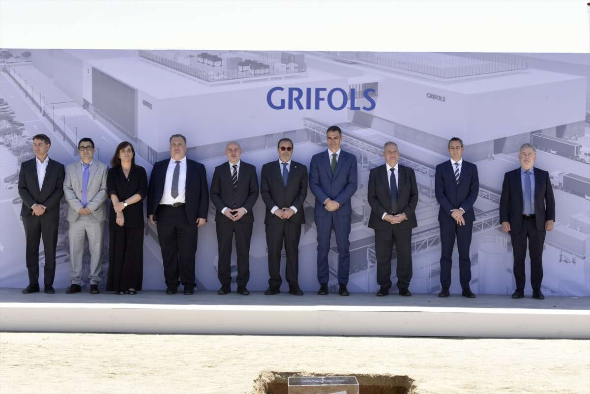 El presidente del Gobierno, Pedro Sánchez (4d), durante la celebración del acto institucional de colocación de la primera piedra de la nueva planta de la multinacional farmacéutica Grifols, a 3 de junio de 2026, en Lliçà de Vall (Barcelona, España). Este evento, desarrollado en el polígono de la calle Sínia, 16, está presidido por el jefe del Ejecutivo central, Pedro Sánchez, junto al ministro de Industria y Turismo, Jordi Hereu, y la consellera de Investigación y Universidades de la Generalitat, Núria Montserrat, marcando el inicio de una inversión estratégica para la producción de medicamentos plasmáticos y el desarrollo biotecnológico en la región.
David Oller / Europa Press
03/6/2026