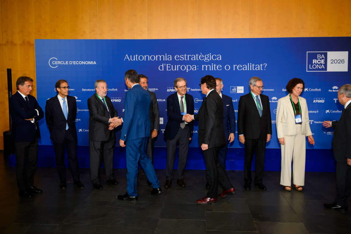 El presidente del Gobierno, Pedro Sánchez, da la mano al presidente de CaixaBank, Tomás Muniesa. Foto: Cercle d'Economia.