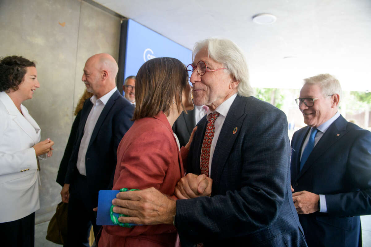 La presidenta del Cercle d'Economia, Teresa García-Milà, saluda al presidente de Foment del Treball, Josep Sánchez Llibre. Foto: Cercle d'Economia.