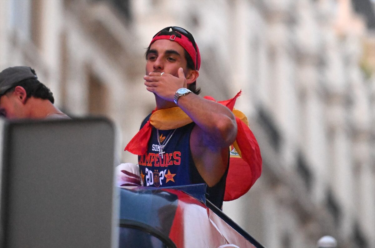 Ferrán Torres durante la rúa de celebración de la Selección Española por el triunfo en el Mundial 2026, a 20 de julio de 2026, en Madrid (España). El combinado español se convirtió ayer en campeón del Mundial 2026 de fútbol, tras vencer por 1-0 a Argentina con gol de Ferrán Torres. Foto: José Oliva / Europa Press.