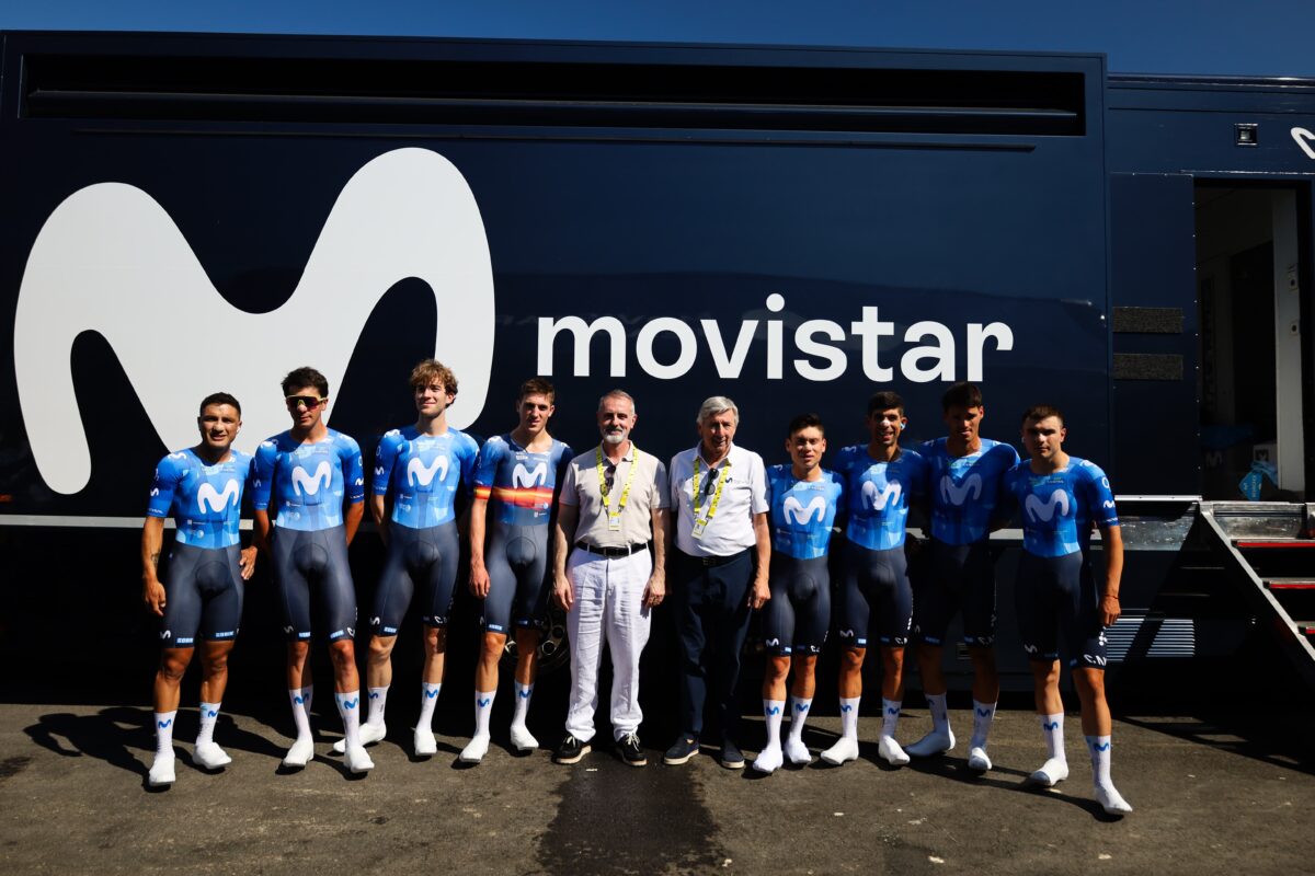 El presidente de Telefónica, Marc Murtra, junto al Movistar Team y su director, Eusebio Unzué, en la salida del Tour de Francia en el Parc del Fòrum de Barcelona.