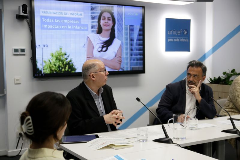 Con camisa gris, bajo la pantalla, a la izquierda, Álvaro Arenas Sarmiento (IE University). Con camisa blanca, bajo la pantalla, a la derecha, José María Vera, director ejecutivo de UNICEF España. Foto: © UNICEF España.