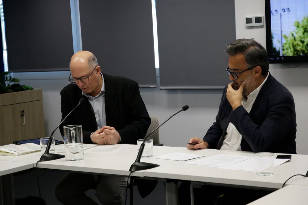 Con camisa gris, bajo la pantalla, a la izquierda, Álvaro Arenas Sarmiento (IE University). Con camisa blanca, bajo la pantalla, a la derecha, José María Vera, director ejecutivo de UNICEF España. Foto: © UNICEF España.