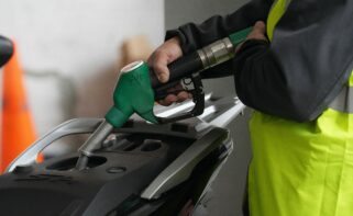 Archivo - Una persona echa combustible, a 4 de marzo de 2026, en Barcelona, Catalunya (España). El repunte del precio del petróleo (crudo Brent) tras la escalada de tensión y nuevos ataques en Oriente Próximo está trasladándose a los carburantes. Las esti