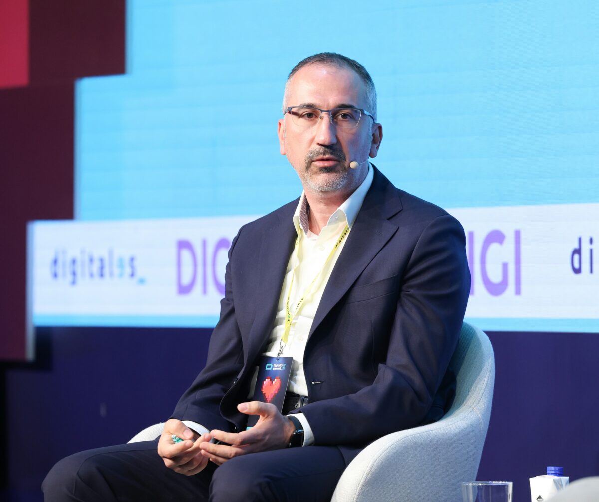 El CEO de Digi, Marius Varzaru, durante la segunda jornada de 'DigitalES Summit 2026', en la Real Fábrica de Tapices, a 25 de junio de 2026, en Madrid (España). Organizado por la Asociación Española para la Digitalización, el evento se desarrolla bajo el