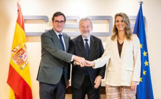 De izquierda a derecha, el presidente de la CEOE, Antonio Garamendi, el presidente de CaixaBank, Tomás Muniesa, y la presidenta de CEPYME, Ángela de Miguel.