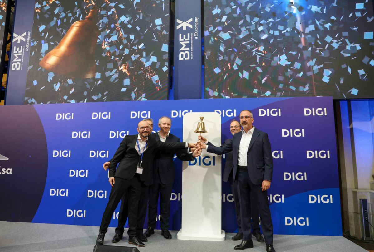 El consejero delegado de DIGI, Marius Varzaru (d), durante la celebración del tradicional acto del toque de campana con motivo del debut de la compañía de telecomunicaciones Digi en la Bolsa española, a 16 de julio de 2026, en Madrid (España). Foto: Europa Press.