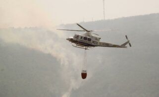 Helicóptero trabaja en las labores de extinción de incendio.