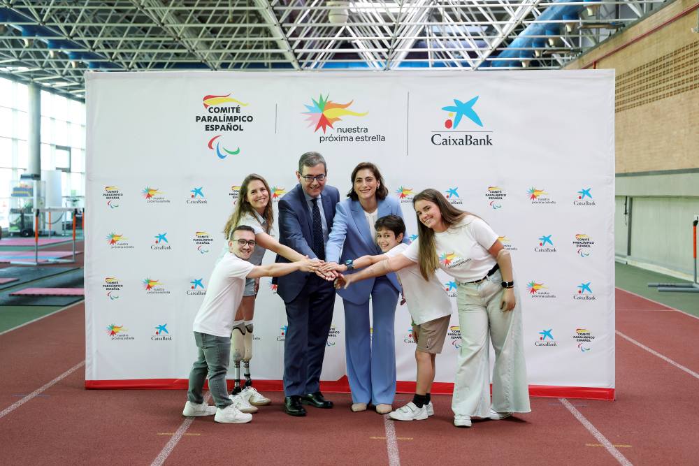Manuel Serrano, Sara Andrés, Francisco Botía, María Luísa Martínez Gistau, Fernando Donaire y Carla Santos presentan el proyecto 'Nuestra Próxima Estrella'. Foto: CaixaBank.