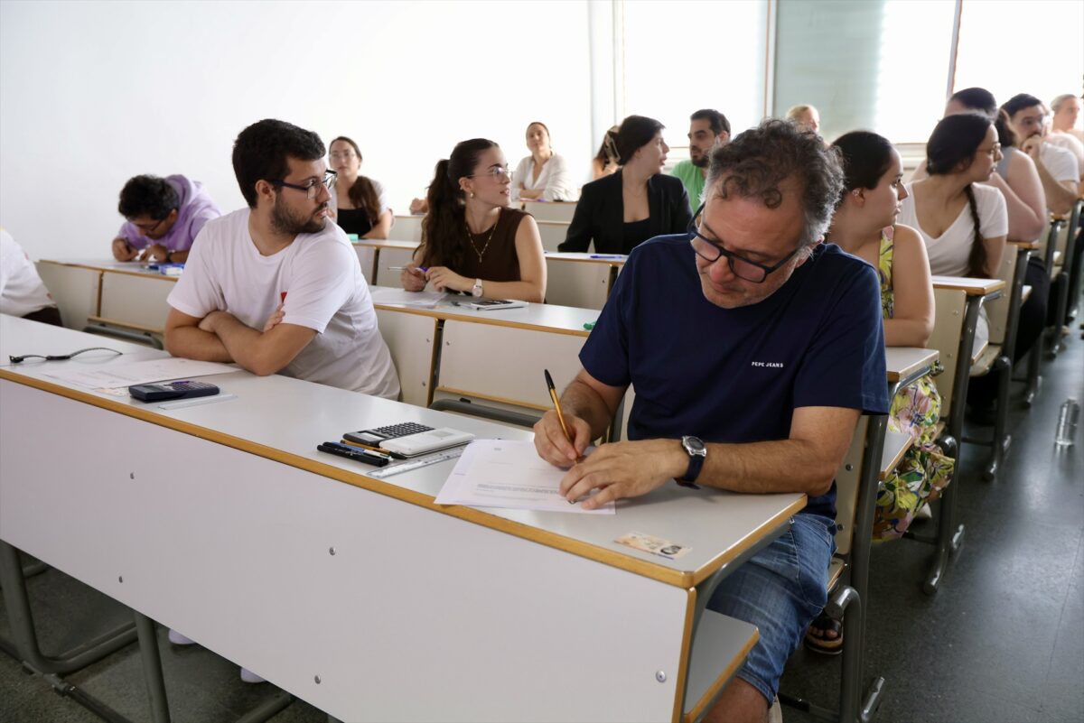 (Foto de ARCHIVO)
Imagen del centro de coordinación de las oposiciones docentes de Andalucía, a sábado 20 de junio de 2026, en Sevilla (Andalucía, España).
Aspirantes a las oposiciones a docente en Andalucía en un aula de una universidad realizando el examen.
Esther Lobato / Europa Press
20/6/2026. Empleo.