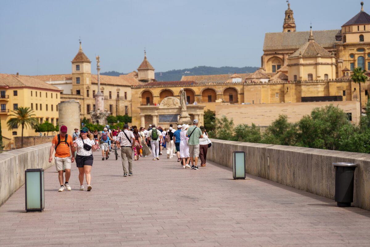 Turistas visitan la capital cordobesa encontrándose bajo aviso rojo por calor con máximas de 44º. A 23 de junio de 2026 en Córdoba (Andalucía, España). Alquiler turístico.