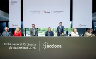 Archivo - El presidente y CEO de Acciona, José Manuel Entrecanales Domecq (c), y el vicepresidente, Juan Ignacio Entrecanales Franco (a su derecha), durante la Junta General de Accionistas de Acciona, a 25 de junio de 2026