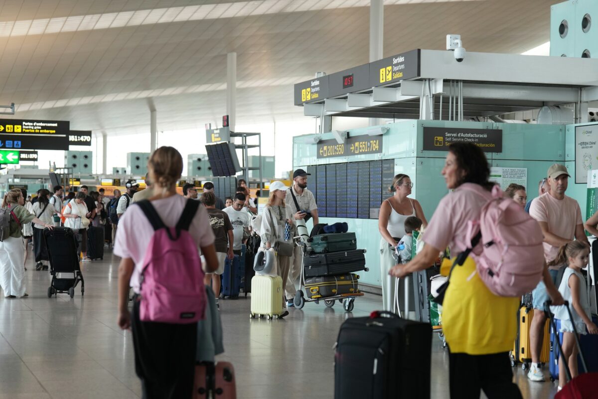 Decenas de personas en colas ocasionadas por la huelga de trabajadores de handling, en el Aeropuerto Josep Tarradellas Barcelona-El Prat, a 4 de agosto de 2026 en Barcelona, Catalunya (España). El sindicato CGT ha convocado una huelga indefinida en la em